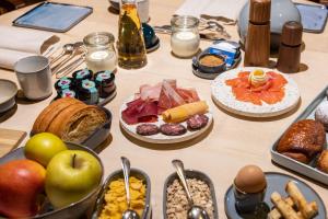een tafel met veel verschillende soorten voedsel bij Café Quinson Relais de Charme in Morgex
