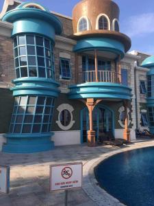 een gebouw zonder zwembord ervoor bij Wonderland Villa at Hồ Tràm Beach in Xuyên Mộc