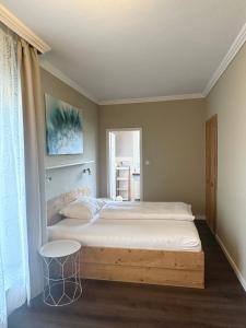 1 dormitorio con 1 cama con marco de madera en Hotel Villa Solln en Múnich