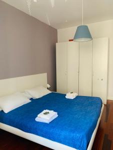 ein Schlafzimmer mit einem blauen Bett und einer blauen Decke in der Unterkunft A casa di Cesare in Rom