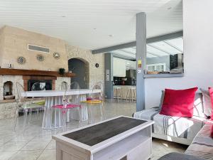 ein Wohnzimmer mit einem Sofa und einem Tisch in der Unterkunft Villa de charme avec piscine in Aguessac