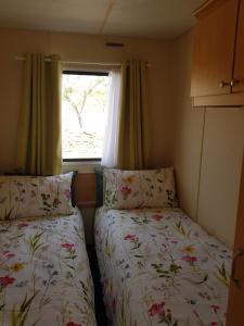 2 camas en una habitación pequeña con ventana en Pinoso Mountain View Mobile Home Alicante Med Syndicate 4, en Murcia