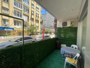 d'un balcon avec une table et des chaises offrant une vue sur la rue. dans l'établissement Antalya’nın merkezinde 1+1 Lüks Daire, à Antalya