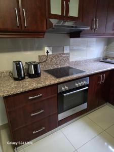 Kitchen o kitchenette sa Durban Muslim Accomdation HALAAL SELF CATERING NO ALCOHOL 2 to 4 SLEEPER, 3 Adults only or 2 Adults plus 2 Small Kids