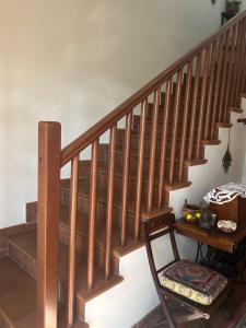 escalera de madera con silla y mesa en Villetta centro Imola 4 persone in matrimoniale, una piazza e mezzo e un singolo con parcheggio privato gratuito, en Imola