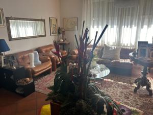 una sala de estar con un sofá y una mesa en Villetta centro Imola 4 persone in matrimoniale, una piazza e mezzo e un singolo con parcheggio privato gratuito, en Imola