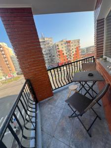 a balcony with a table and chairs on a balcony at Rosa Apartment in Drobeta-Turnu Severin