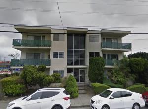 deux voitures blanches garées devant un bâtiment dans l'établissement Castro Place in Downtown San Leandro, à San Leandro