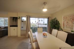 un salon avec une table et des chaises blanches dans l'établissement Castro Place in Downtown San Leandro, à San Leandro