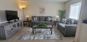 un salon avec un canapé et une télévision dans l'établissement Castro Place in Downtown San Leandro, à San Leandro