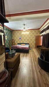 uma sala de estar com uma cama e um sofá em Anamika Rest House,NH31,Barh(Patna) Bihar em Bārh