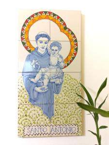 リスボンにあるLisbon Loversの子供を抱く神の絵画