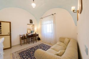 een woonkamer met een bank en een tafel bij Agriturismo Masseria Pozzo in Sperlonga