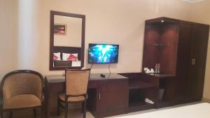 TV tai viihdekeskus majoituspaikassa Hotel Cepu Indah 1