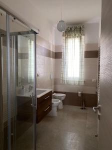 uma casa de banho com um WC, um lavatório e um chuveiro em KATY CHARME Apartment SELF CHECK-IN em Pisa