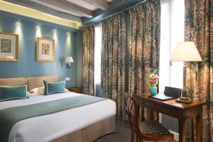 Una cama o camas en una habitación de Le Relais Saint Honoré