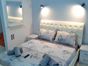 a small bedroom with a bed with a mirror at Pogradec Sunilio Apartment in Pogradec