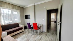 a living room with a couch and a table and chairs at elva suites ardeşen in Ardeşen