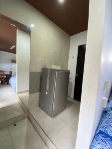 een badkamer met een roestvrijstalen koelkast in een kamer bij Cabañas El Sabinito in El Naranjo
