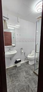 パタヤ・サウスにあるXCESS RESIDENCEのバスルーム(トイレ、洗面台付)