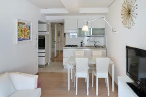 uma cozinha e sala de jantar com mesa e cadeiras em Mari Lifestyle em Fano