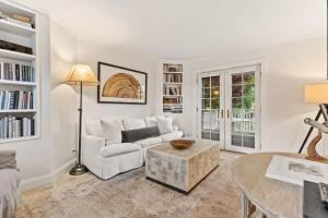 ein Wohnzimmer mit Sofa und Tisch in der Unterkunft Downtown Steps to Waterfront "The Garden" in Newburyport