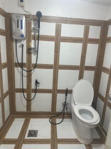 La salle de bains est pourvue de toilettes. dans l'établissement Stefanie Grace Paradise Inn, à Loboc