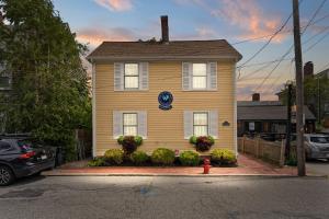 ein gelbes Haus mit einem Hydranten davor in der Unterkunft Downtown Steps to Waterfront "The Garden" in Newburyport + 53 Fotos