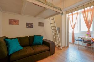 sala de estar con sofá marrón y escalera en Francina House en Cagliari