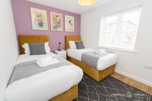 En eller flere senge i et værelse på Spacious & modern 3 bed, 10 min to beach, parking - Lyell House