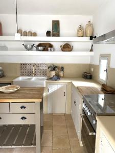 A kitchen or kitchenette at Trullo Falco