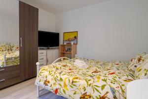 1 dormitorio con 1 cama con una manta colorida en Cozy studio@Champs Élysée en París