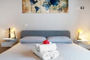 een slaapkamer met een bed met handdoeken erop bij “Antica terrazza” Charme&relax in Bergamo