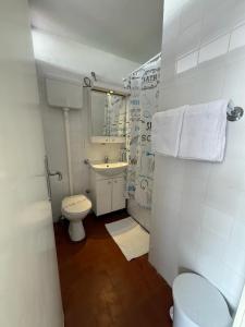 Koupelna v ubytování Hotel Kamelija + 25 fotografií
