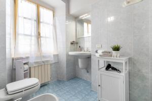 een witte badkamer met een toilet en een wastafel bij “Antica terrazza” Charme&relax in Bergamo