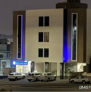 een gebouw waar auto's voor geparkeerd staan bij تراحيب ابها - tarahib abha in Abha