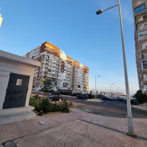 een lege straat met een gebouw op de achtergrond bij Islan bay apartment in Agadir