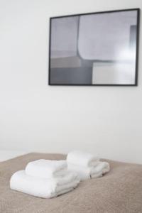 una pila de toallas en una mesa con un espejo en Cityscape Charm Studio - Central London, en Londres
