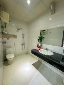 uma casa de banho com um WC e um lavatório em RUBY HOMESTAY em Hue