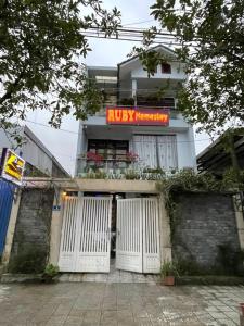 um edifício com um sinal ryukyu por cima das suas portas em RUBY HOMESTAY em Hue