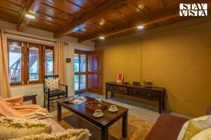 Posezení v ubytování StayVista at Rooh - 2BR Sunset View Villa in Palampur + 16 fotografií