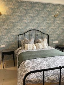 een slaapkamer met een bed met een groen en wit dekbed bij Islan bay apartment in Agadir
