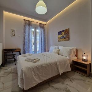 una camera da letto con un grande letto bianco e una finestra di N&S Apartment A a Édessa