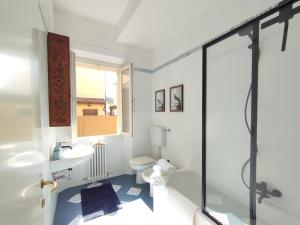 La salle de bains est pourvue de toilettes, d'un lavabo et d'une douche. dans l'établissement A casa di Kika, à Bologne