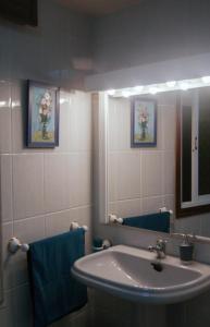 a bathroom with a sink and a mirror at Estrela de mar in O Grove