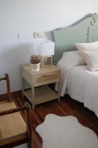 格羅韋的住宿－Estrela de mar，一间卧室配有一张床和一张带台灯的桌子
