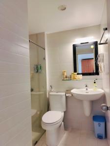 uma casa de banho com um WC e um lavatório em Adventure Hotel em Ho Chi Minh