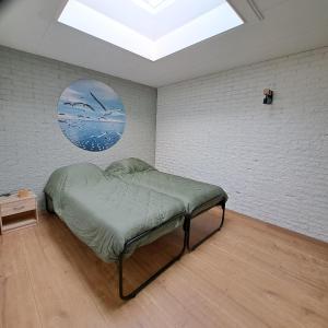 1 dormitorio con 1 cama en una habitación con ventana en Appartement Bru Zeeland en Bruinisse
