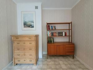 1 dormitorio con vestidor y estantería con libros en Torpet, en Liden