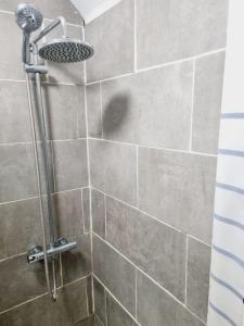 eine Dusche mit Duschkopf im Bad in der Unterkunft Comfy 1st floor flat, sleeps 4 in London